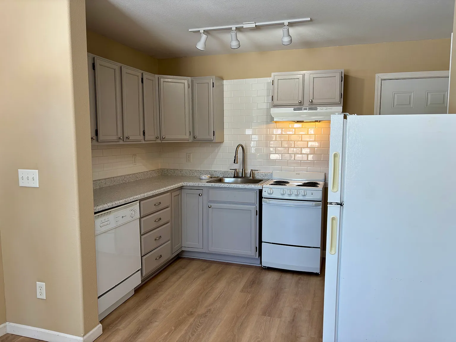 1 bed, 480 sqft, $995 — Photo 2