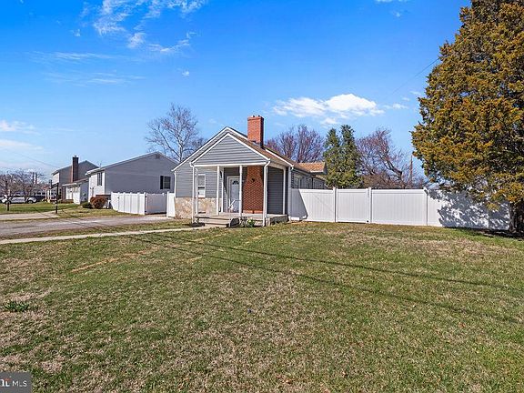 4th image of 8489 Arbutus Rd