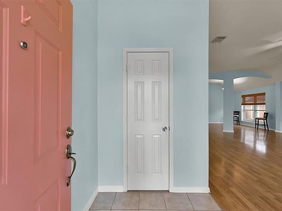 4th image of 10915 Sharon Cir