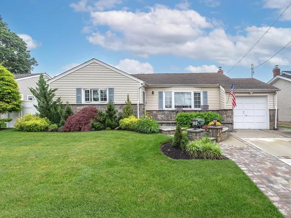 557 Western Park Drive, West Hempstead, NY 11552