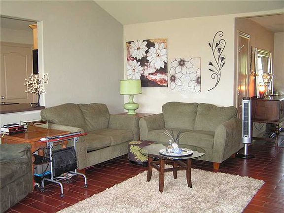 4th image of 401 Lion Dr N
