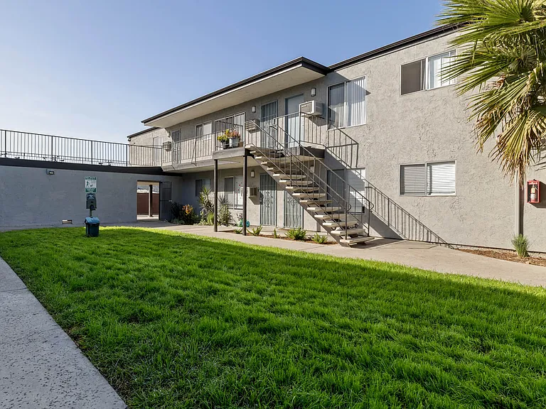 Valle at 9121 Kenwood — Photo 18