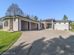 8481 Holcomb Rd, Clarkston, MI 48348