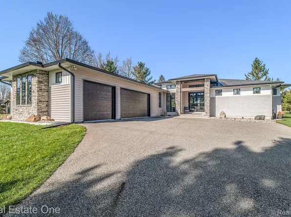 8481 Holcomb Rd, Clarkston, MI 48348
