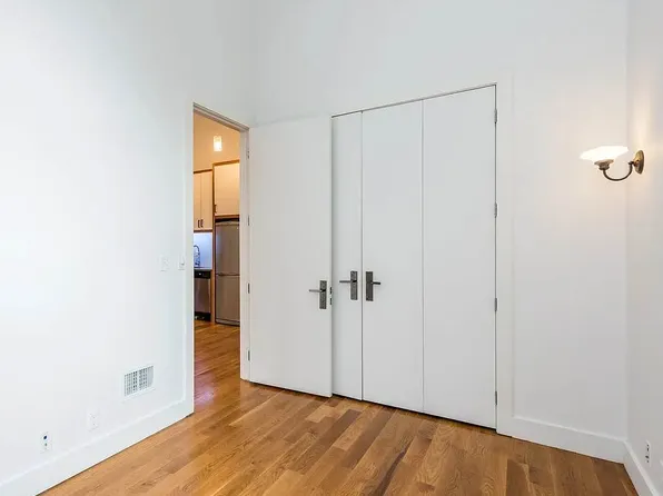 949 Willoughby Avenue image 5 of 9