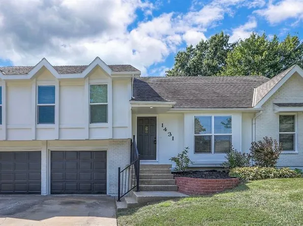 1431 E Wells Fargo Dr, Olathe, KS 66062