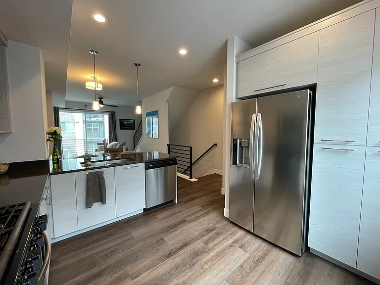 1023 Chase St — Photo 9