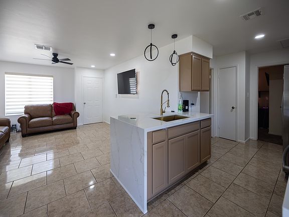 5th image of 819 W Reena St