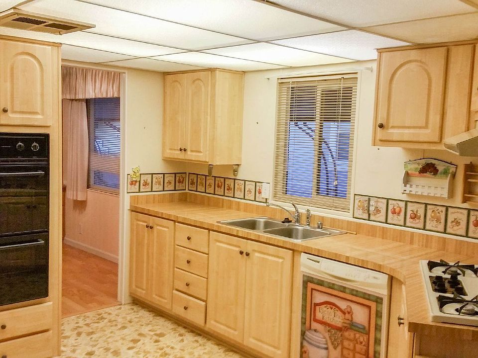 7037 Santa Barbara - Kitchen