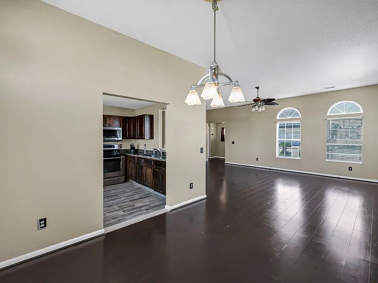 331 Woodcote Dr — Photo 5