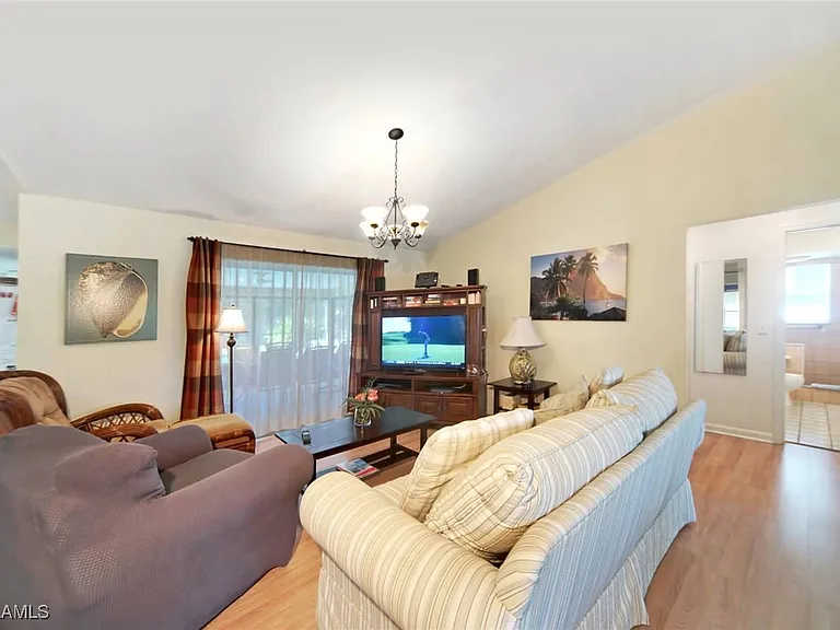 1140 SW 44th St — Photo 3