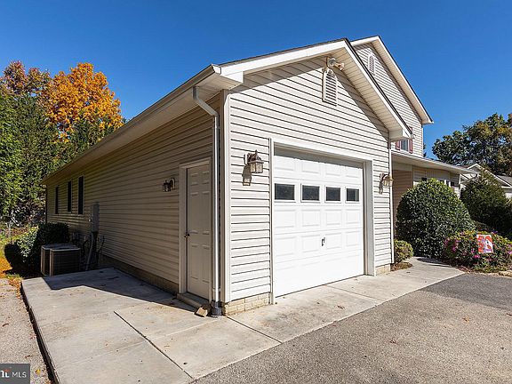 3rd image of 103 Jasmine Ct
