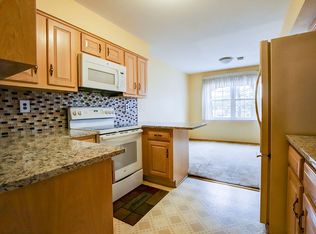 108 Green Hollow Dr, Iselin, NJ 08830