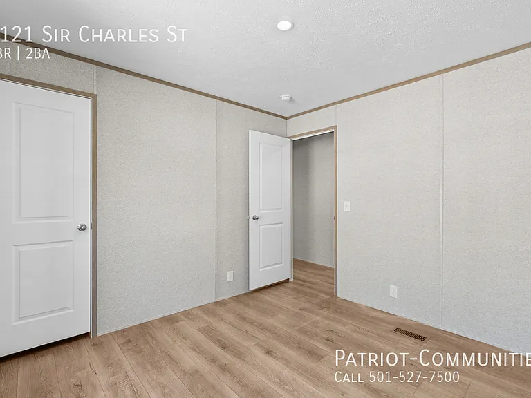 1121 Sir Charles St — Photo 20