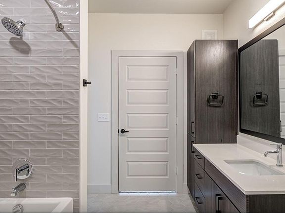 4th image of 1102 E Weatherford St #1074