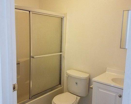 5th image of 318 N Hobart Blvd APT 4