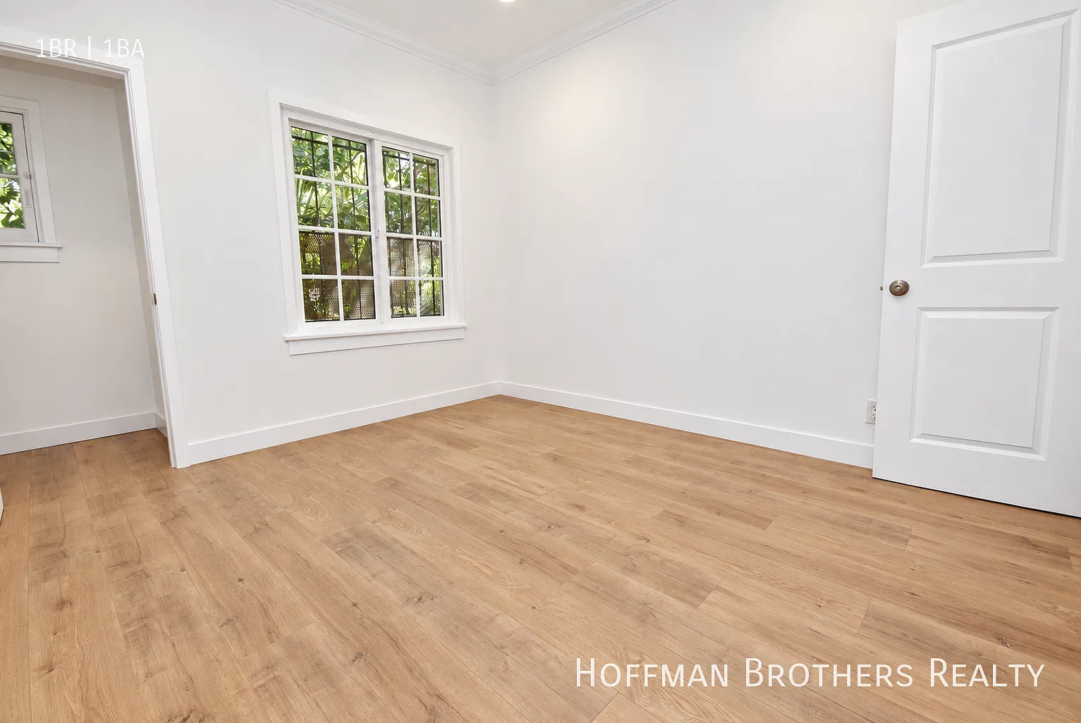 Charming 1 Bedroom Hollywood Residence! A/C! On-Site Laundry! — Photo 4