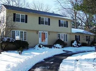 8 Ledgemont Dr, Warwick, RI 02886