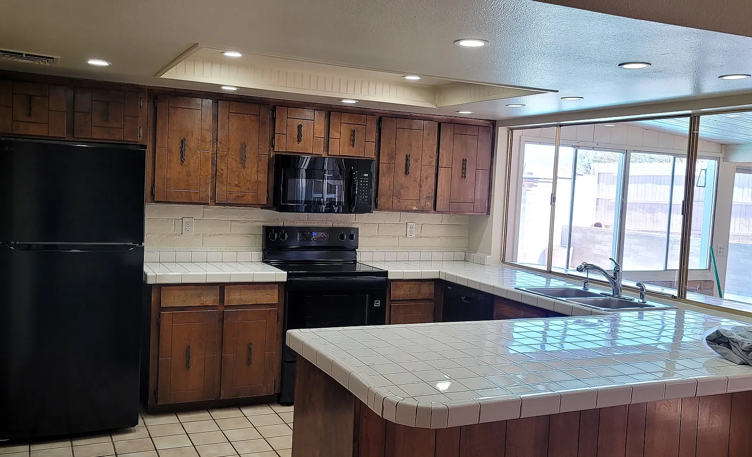 6 bed, 2300 sqft, $3,200 — Photo 3