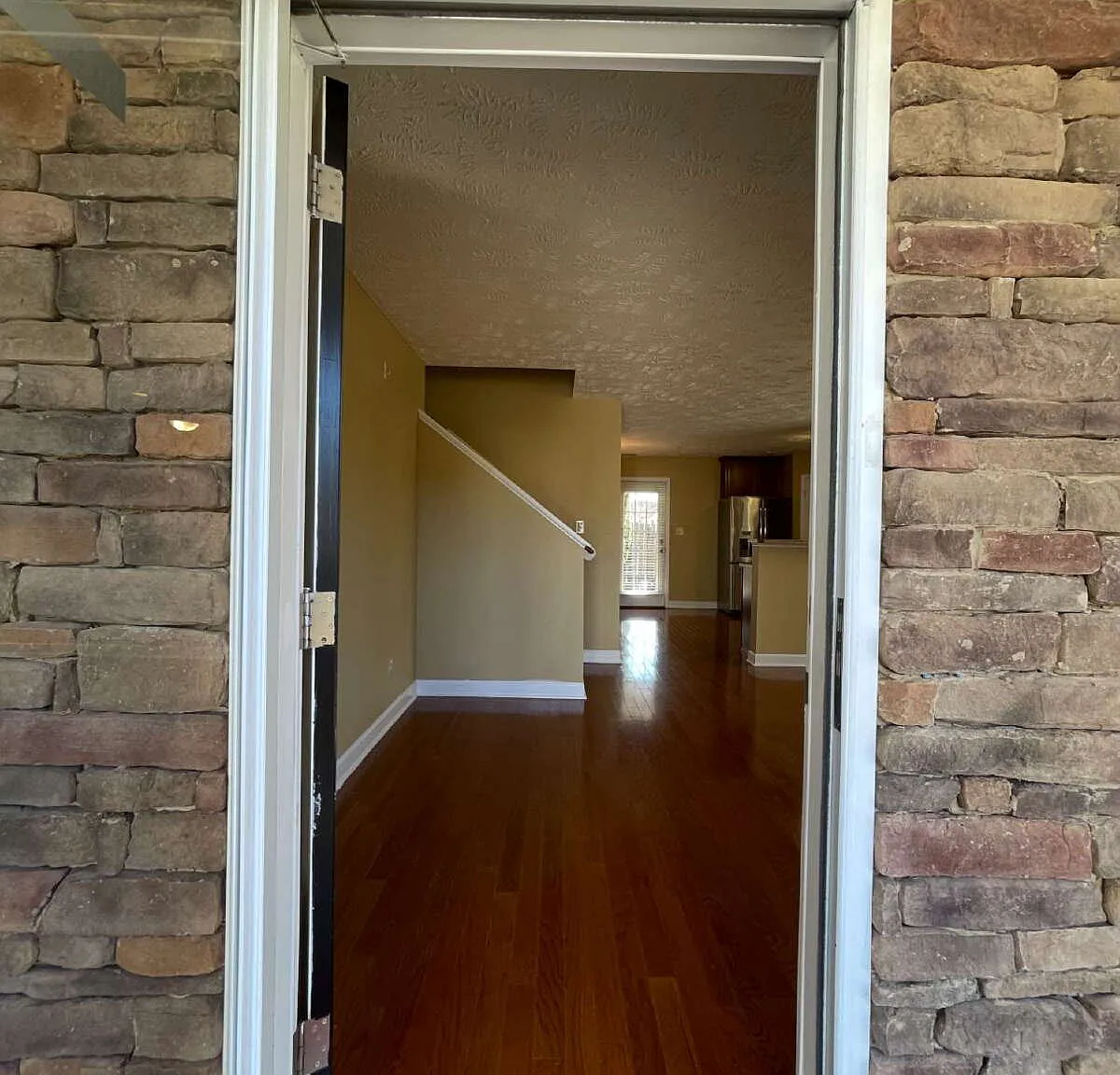 3 bed, 2.5 bath, 1960 sqft, $1,850 — Photo 3