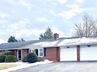 63 Meadow Ln, Smoketown, PA 17576