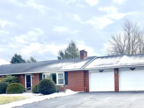 63 Meadow Ln, Smoketown, PA 17576