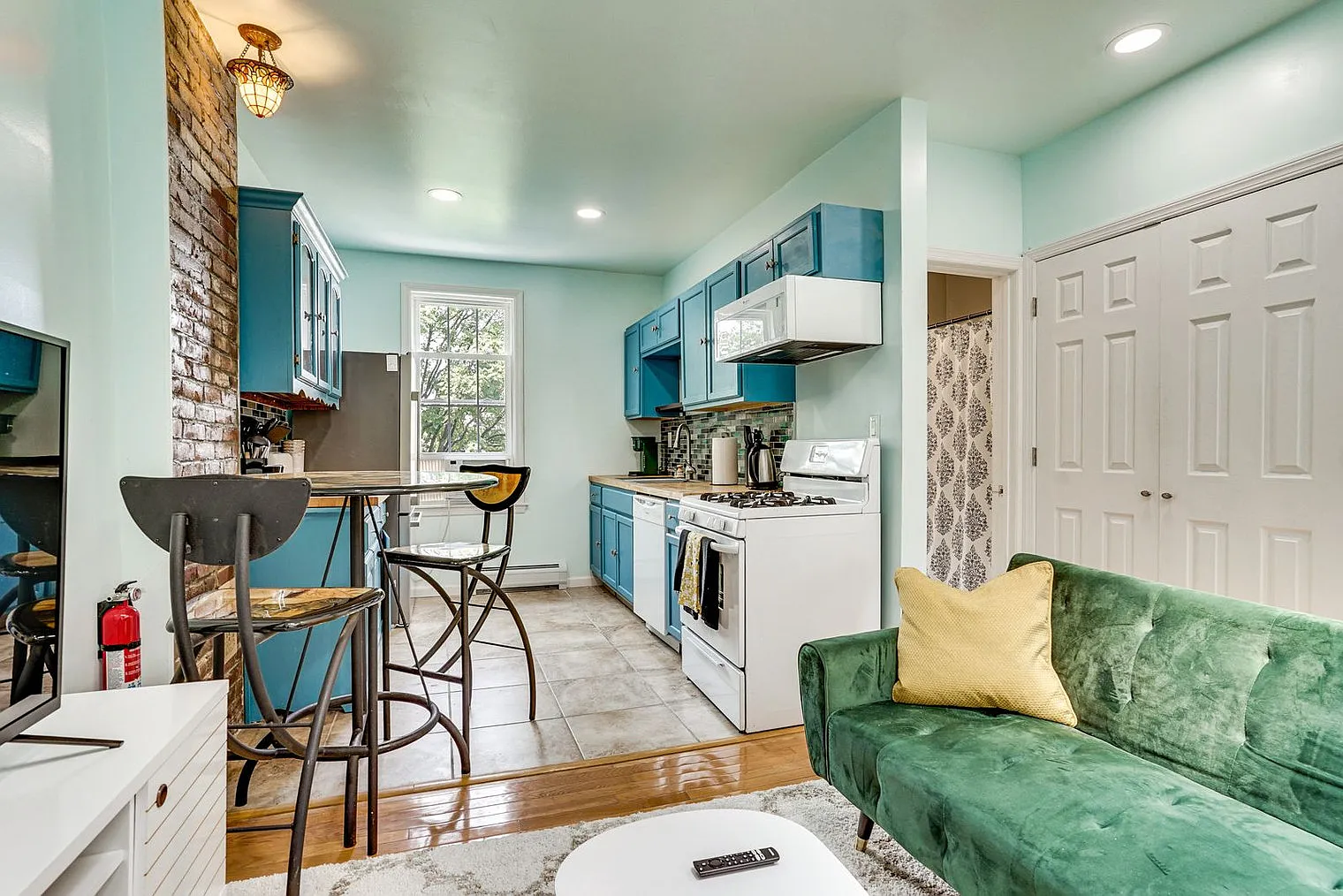 1 bed, 1.0 bath, 592 sqft, $2,645 — Photo 2