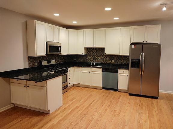 2nd image of 1102 N Marshfield Ave #1W