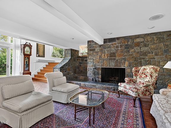 3rd image of 1283 Hawthorn Road