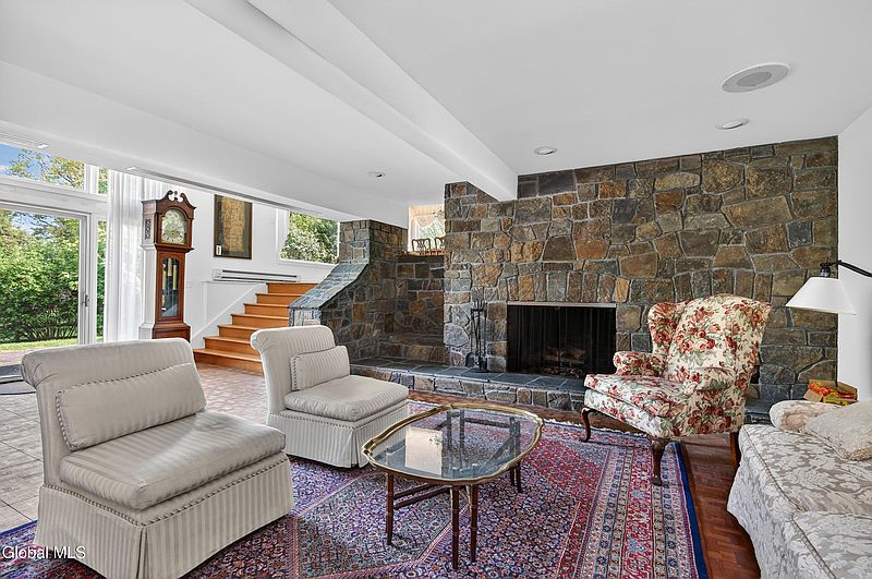 3rd image of 1283 Hawthorn Road