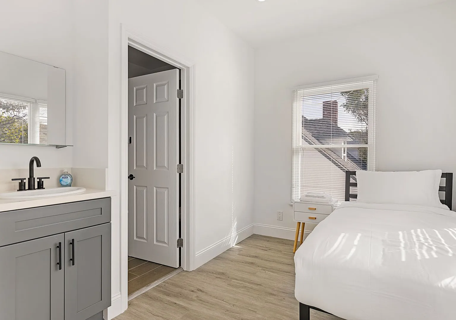 A 5 bedroom, 3 bathroom apartment with common areas and a fully functional kitchen at 1740 Kelton... — Photo 1