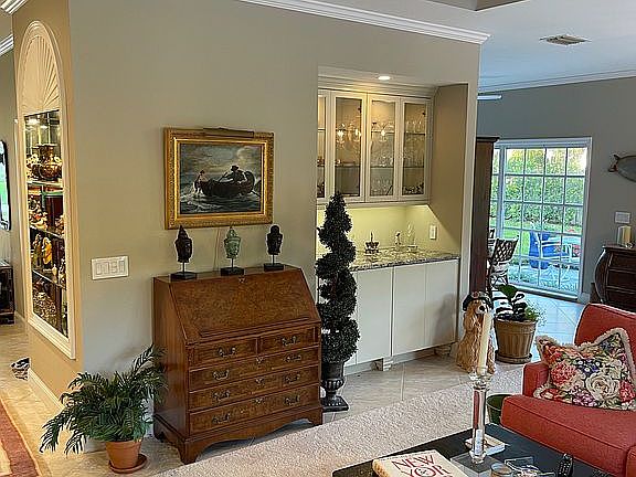 4th image of 1515 Shorelands Dr E