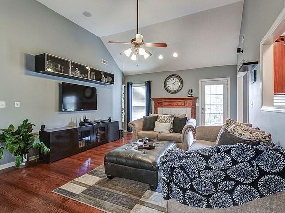 5th image of 828 E Accipiter Cir