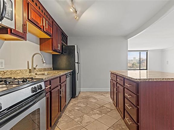 5th image of 700 E 8th St Unit 8L