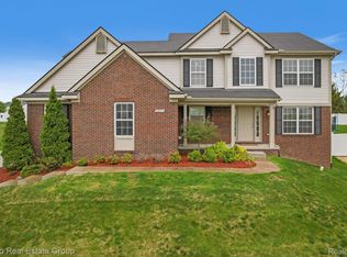 6213 Lismore Cir, Grand Blanc, MI 48439