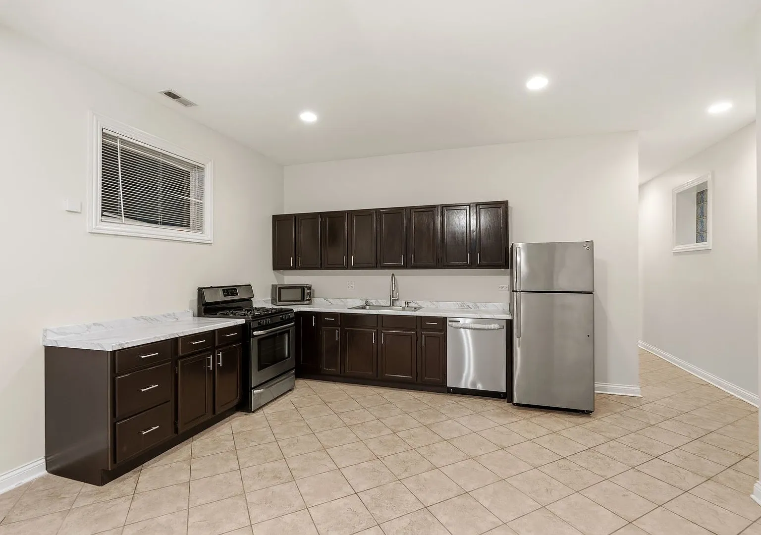 2 bed, 1400 sqft, $2,200 — Photo 4