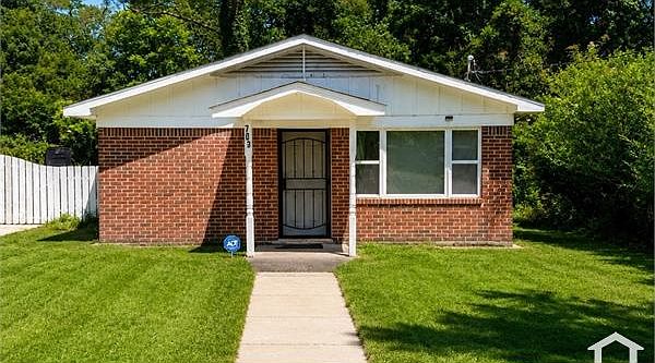 1st image of 703 Farnell Ln