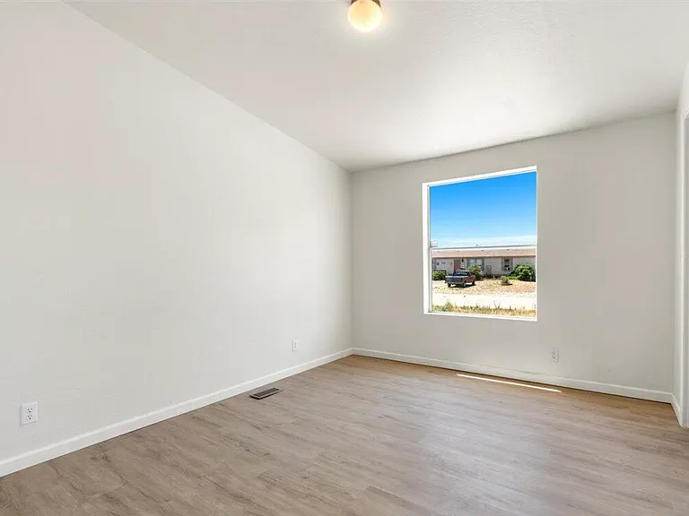 24175 N Los Angeles St — Photo 10