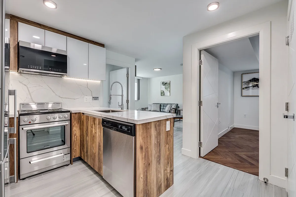 Building Photo - 1168 Pendrell St #106