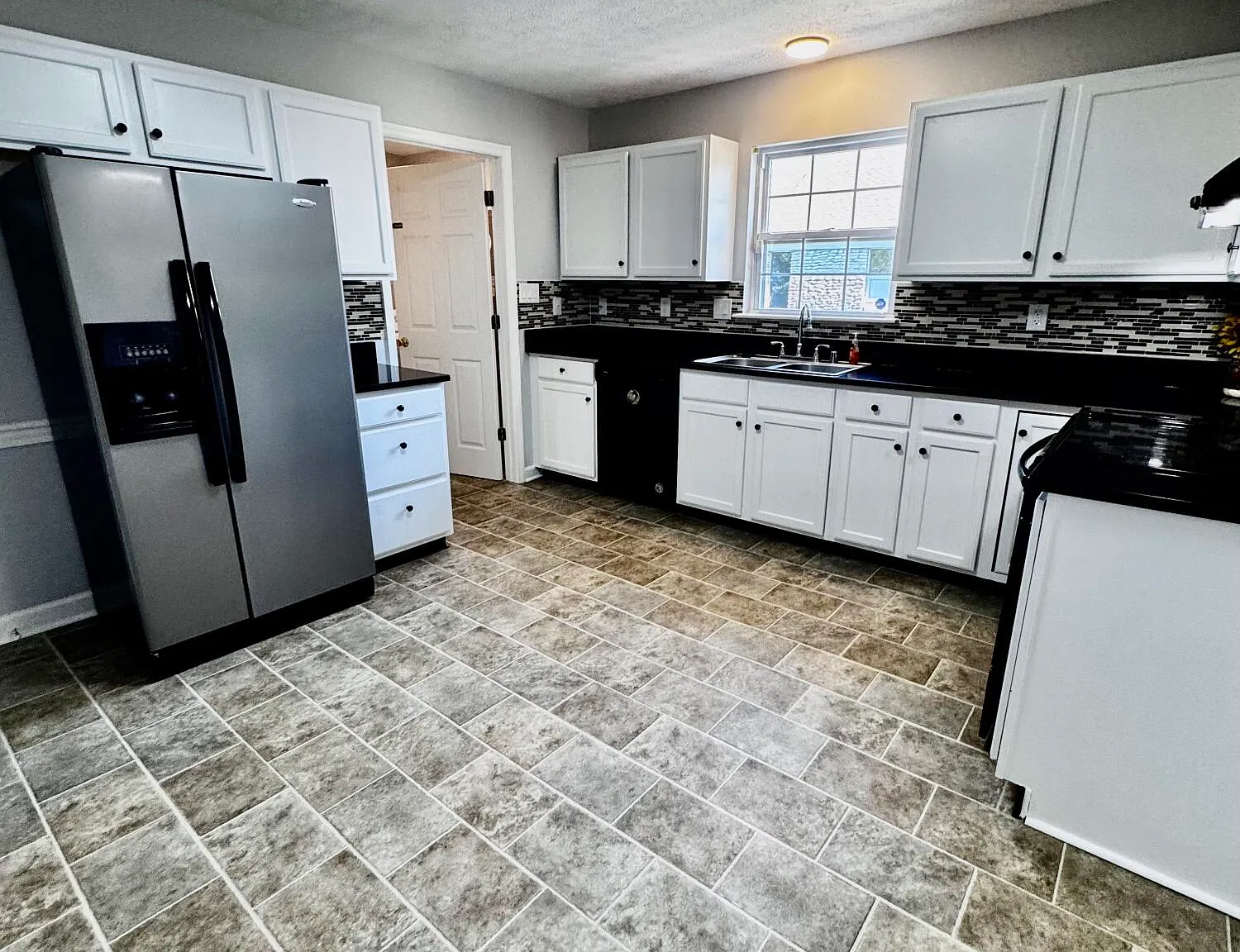 4 bed, 2.5 bath, 1818 sqft, $2,400 — Photo 4
