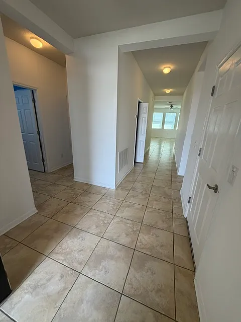 4 bed, 1900 sqft, $2,500 — Photo 3