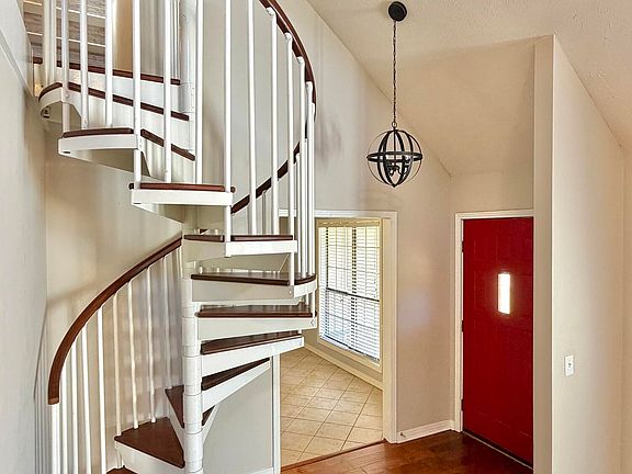 3rd image of 47 Robinhood Cir