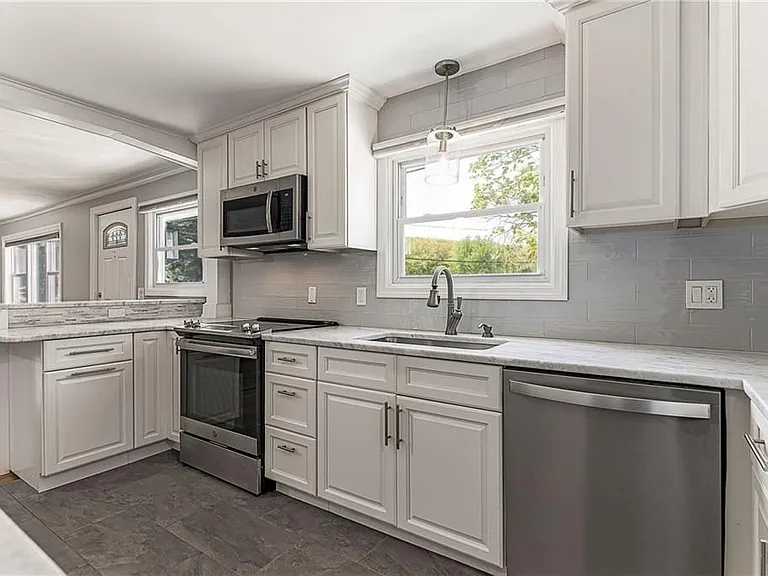 76 Crossland Rd — Photo 15