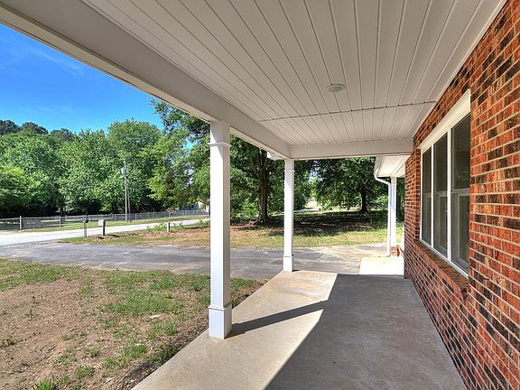 4th image of 302 Thompson Rd