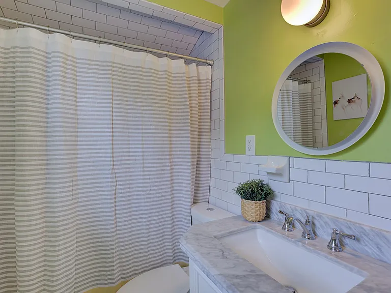 1075 Meda St — Photo 10