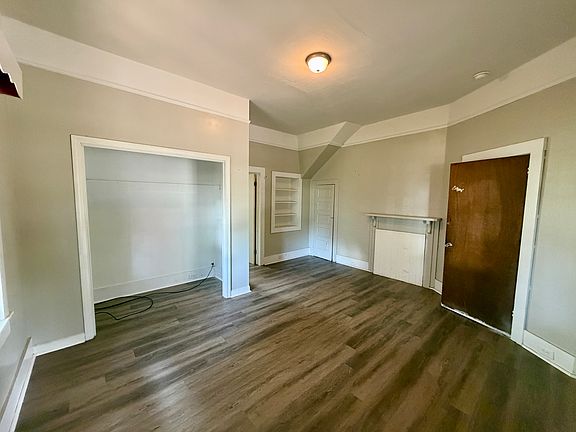 3rd image of 121 Farmer St