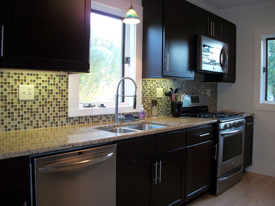 Kitchen w/granite countertop