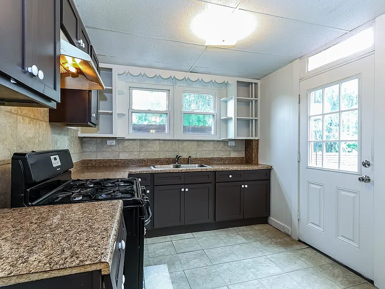 546 Manor St — Photo 5