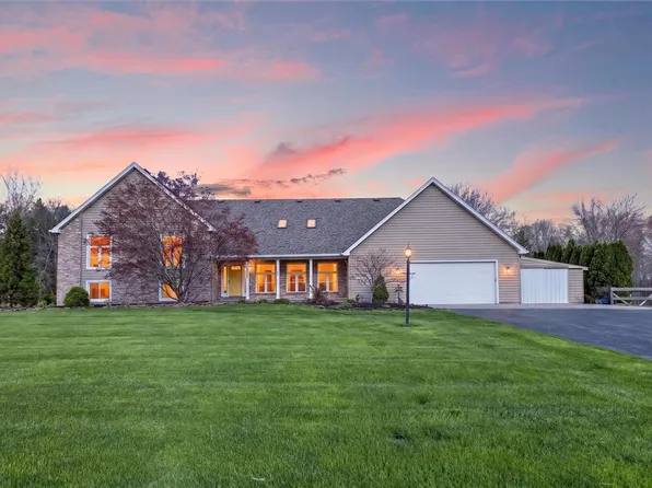 7 Winding Country Ln, Spencerport, NY 14559