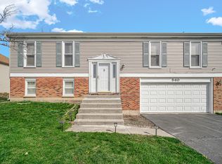 540 Iroquois Trl, Carol Stream, IL 60188